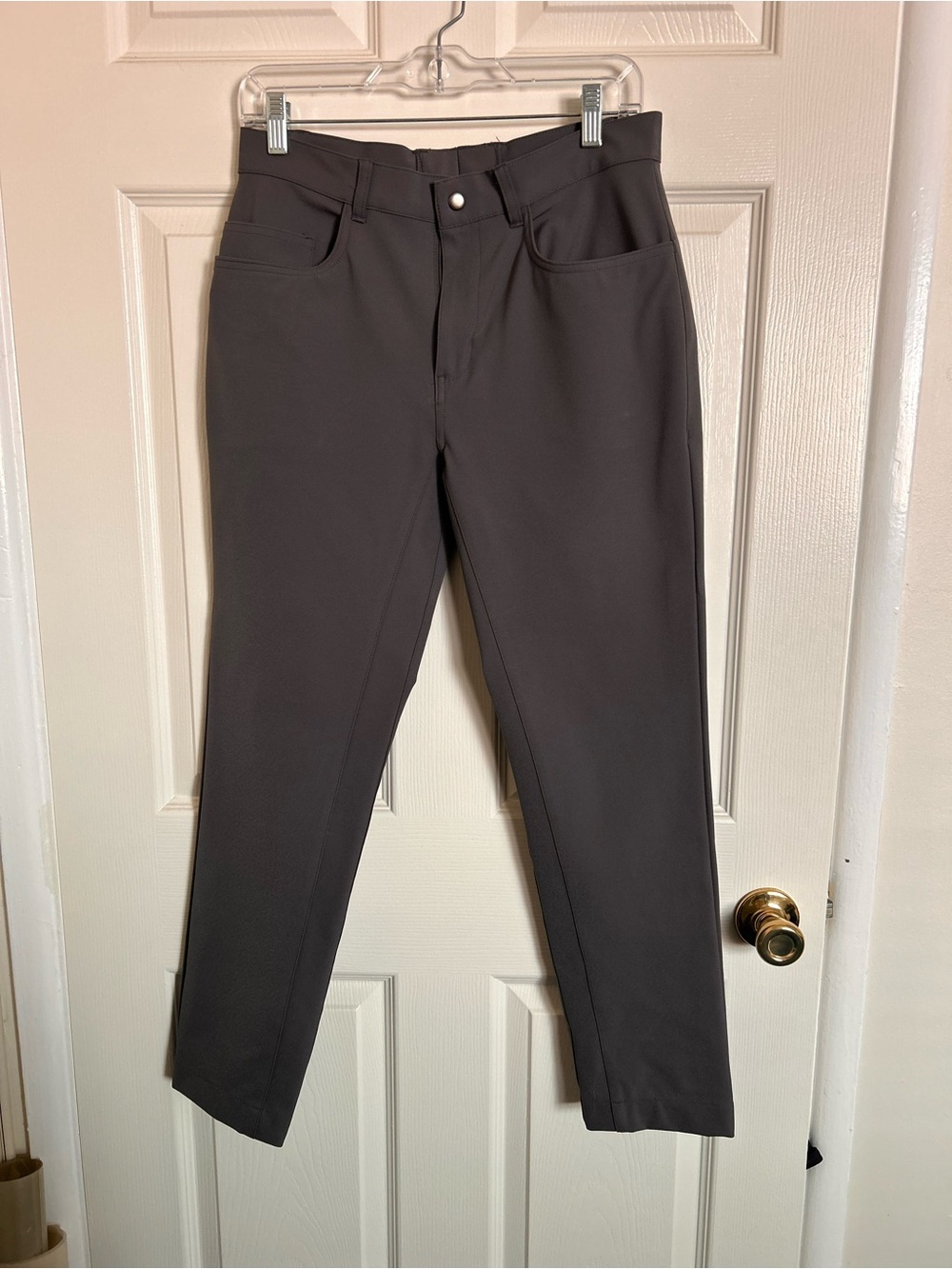 State & Liberty Men’s athletic fit tech chino charcoal NWOT - Picture 4 of 9